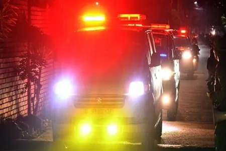 Viral!!! Ambulans Di Jakbar Di Halangi Mobil, Polisi Sampai Turun Tangan